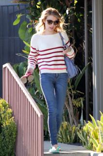 Emma Roberts feet photo thumbnail