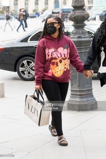 Chloe Bailey feet photo thumbnail