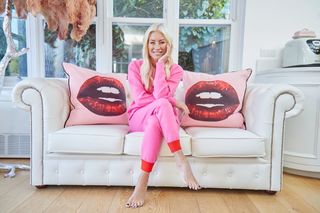 Denise Van Outen feet photo thumbnail