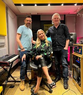 Denise Van Outen feet photo thumbnail