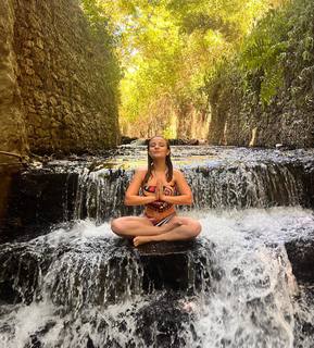 Larissa Manoela feet photo thumbnail