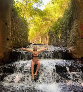 Larissa Manoela feet photo thumbnail