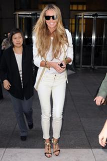 Elle Macpherson feet photo thumbnail