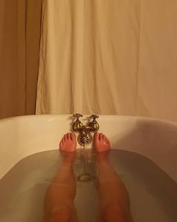 Adriene Mishler feet photo thumbnail