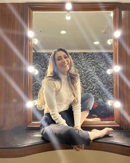 Karisma Kapoor feet photo thumbnail