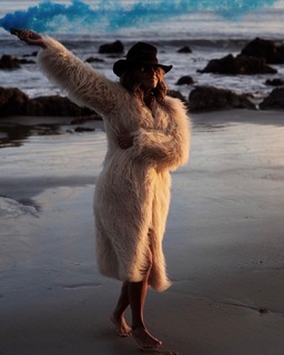 Halle Berry feet photo thumbnail