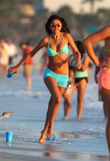 Selena Gomez feet photo thumbnail