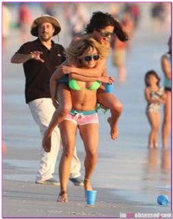 Selena Gomez feet photo thumbnail