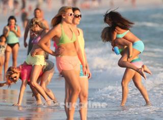 Selena Gomez feet photo thumbnail