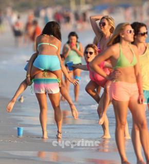 Selena Gomez feet photo thumbnail