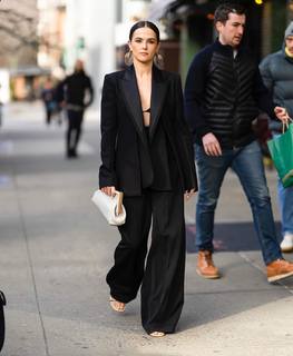 Zoey Deutch feet photo thumbnail