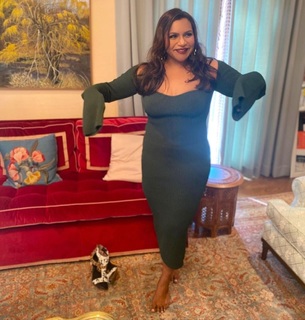 Mindy Kaling feet photo thumbnail
