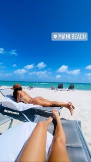 Zaira Nara feet photo thumbnail