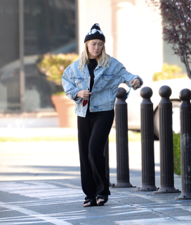 Hilary Duff feet photo thumbnail