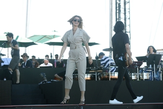 Delta Goodrem feet photo thumbnail