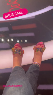 Angela Kinsey feet photo thumbnail