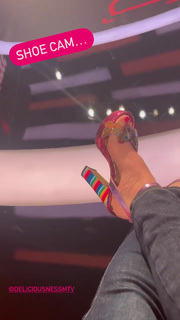 Angela Kinsey feet photo thumbnail