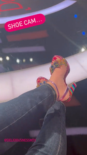 Angela Kinsey feet photo thumbnail