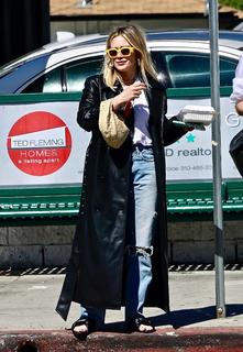 Hilary Duff feet photo thumbnail