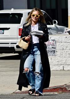 Hilary Duff feet photo thumbnail