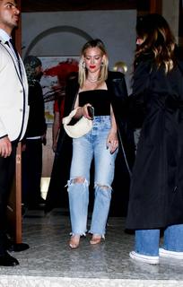 Hilary Duff feet photo thumbnail