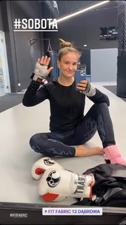 Karolina Kowalkiewicz feet photo thumbnail