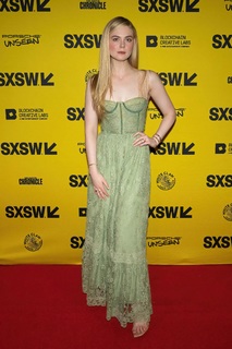 Elle Fanning feet photo thumbnail