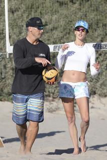Alessandra Ambrosio feet photo thumbnail