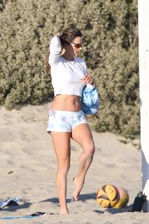 Alessandra Ambrosio feet photo thumbnail