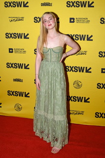 Elle Fanning feet photo thumbnail