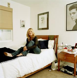 Kaley Cuoco feet photo thumbnail