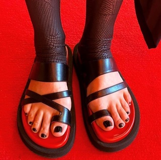 Katherine von Drachenberg feet photo thumbnail