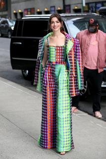 Anne Hathaway feet photo thumbnail