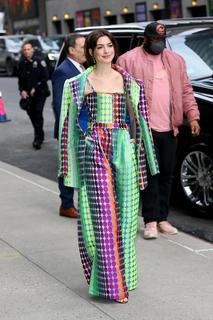Anne Hathaway feet photo thumbnail