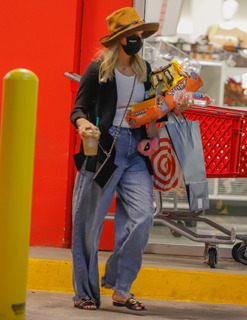 Ashlee Simpson feet photo thumbnail