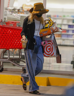 Ashlee Simpson feet photo thumbnail