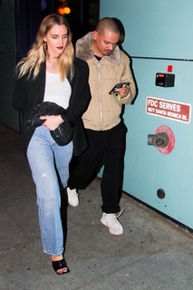 Ashlee Simpson feet photo thumbnail