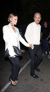 Ashlee Simpson feet photo thumbnail