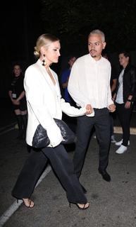Ashlee Simpson feet photo thumbnail
