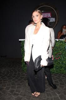 Ashlee Simpson feet photo thumbnail