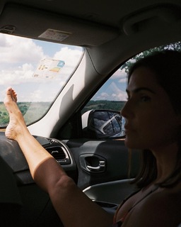 Deborah Secco feet photo thumbnail