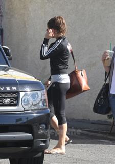 Mila Kunis feet photo thumbnail