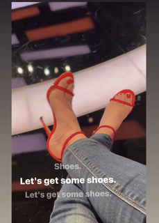 Angela Kinsey feet photo thumbnail