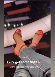 Angela Kinsey feet photo thumbnail