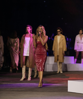 Delta Goodrem feet photo thumbnail