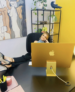 Delta Goodrem feet photo thumbnail