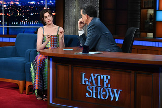 Anne Hathaway feet photo thumbnail