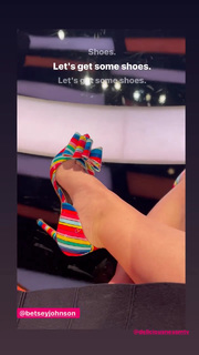Angela Kinsey feet photo thumbnail