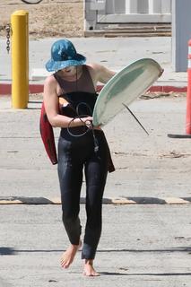 Leighton Meester feet photo thumbnail