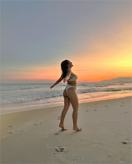 Larissa Manoela feet photo thumbnail